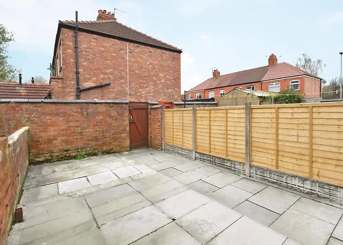 Somerville House By Yourstays - 4 Bedroom House In Crewe
