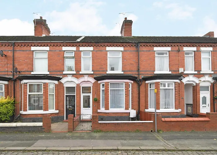 Somerville House By Yourstays - 4 Bedroom House In Crewe
