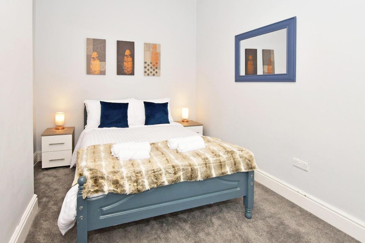 Somerville House By Yourstays - 4 Bedroom House In Crewe